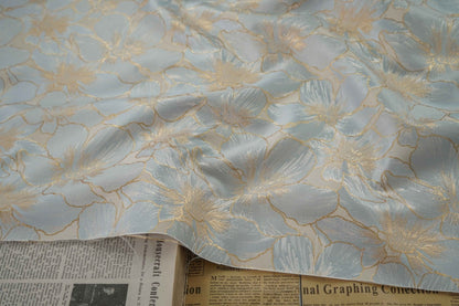 Tissu jacquard à broderie florale dorée : 162,5 cm de large. Idéal pour l’ameublement, les costumes et les rideaux. Vendu au mètre.