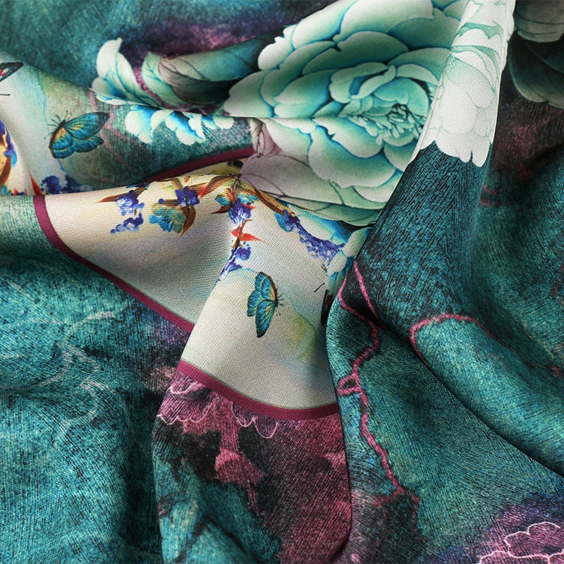 Tissu satiné bleu paon à motifs floraux : tissu à coudre imprimé numériquement, 150 cm de large
