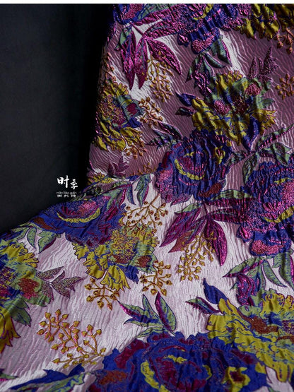 Tissu jacquard à fil doré : motif floral 3D violet et bleu, largeur 140 cm