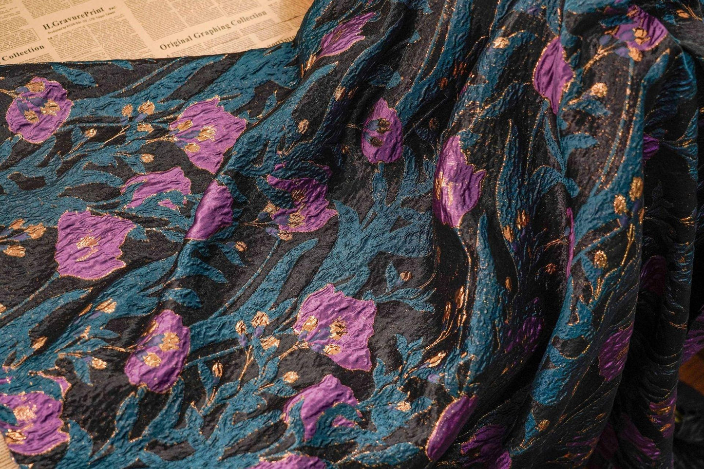 Tissu jacquard à fils dorés : motif tulipe rétro 3D, 142 cm de large