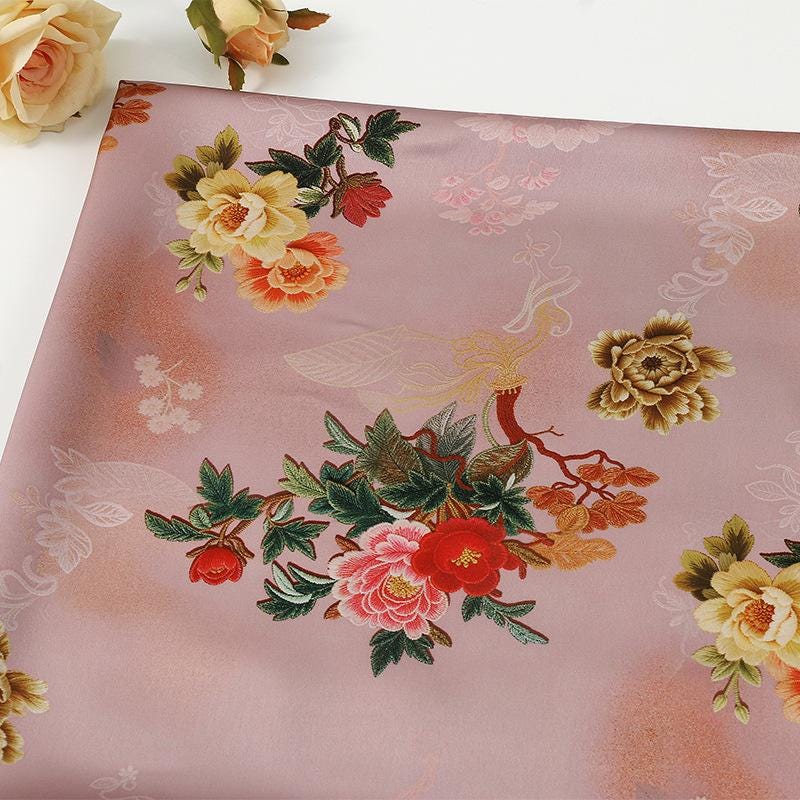 Tissu satiné brocart à motif floral | Motif Xiangyun chinois bleu et or, 150 cm de large