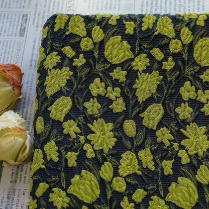 Tissu noir vintage gaufré à petits motifs floraux verts jacquard - Matériel de patchwork et de couture - Large
