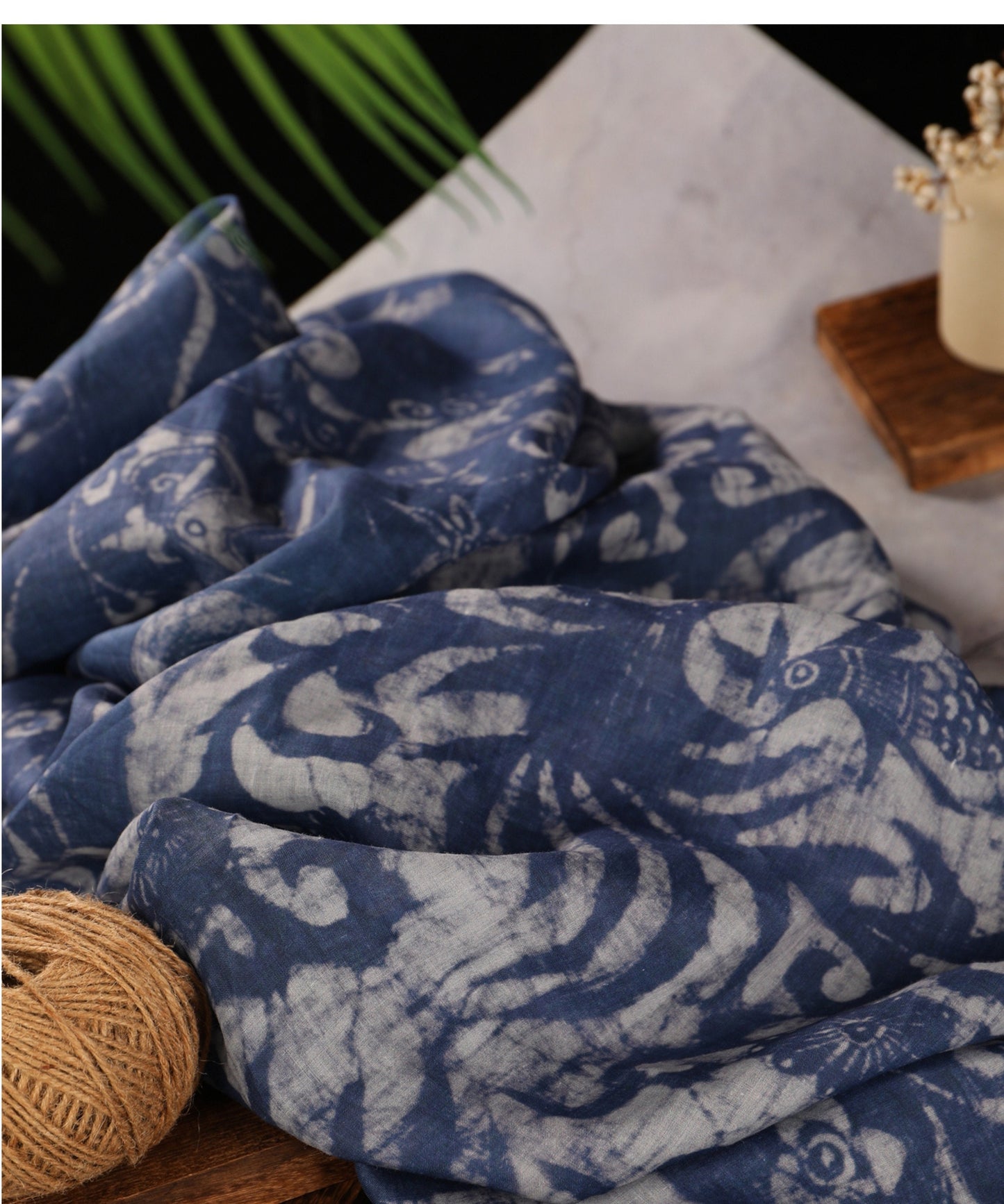 Tissu ramie imprimé totem bleu : fibre naturelle, 140 cm de large