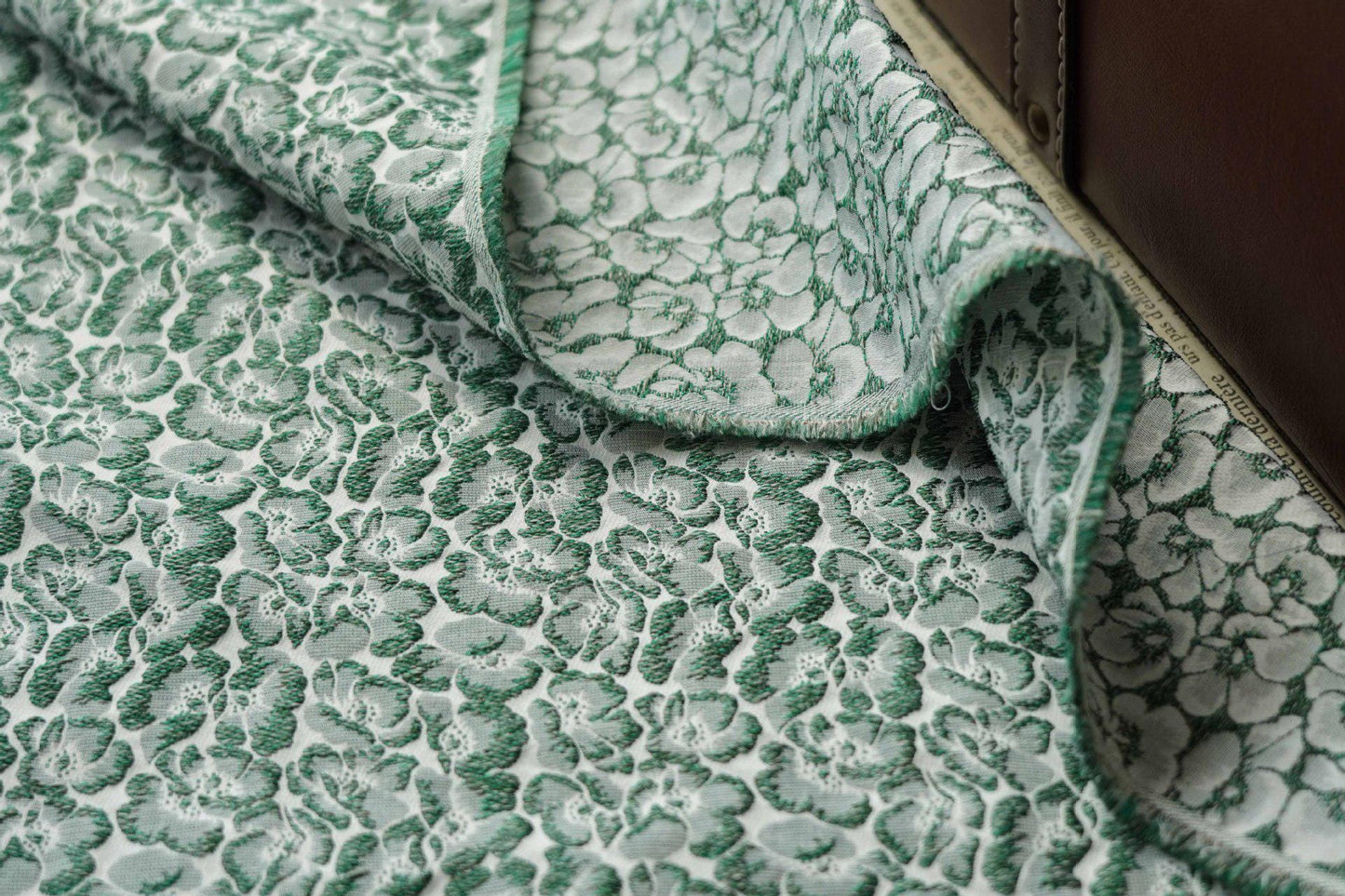 Tissu jacquard à motif floral en relief : mélange de rayonne bleu azur, 152 cm de large