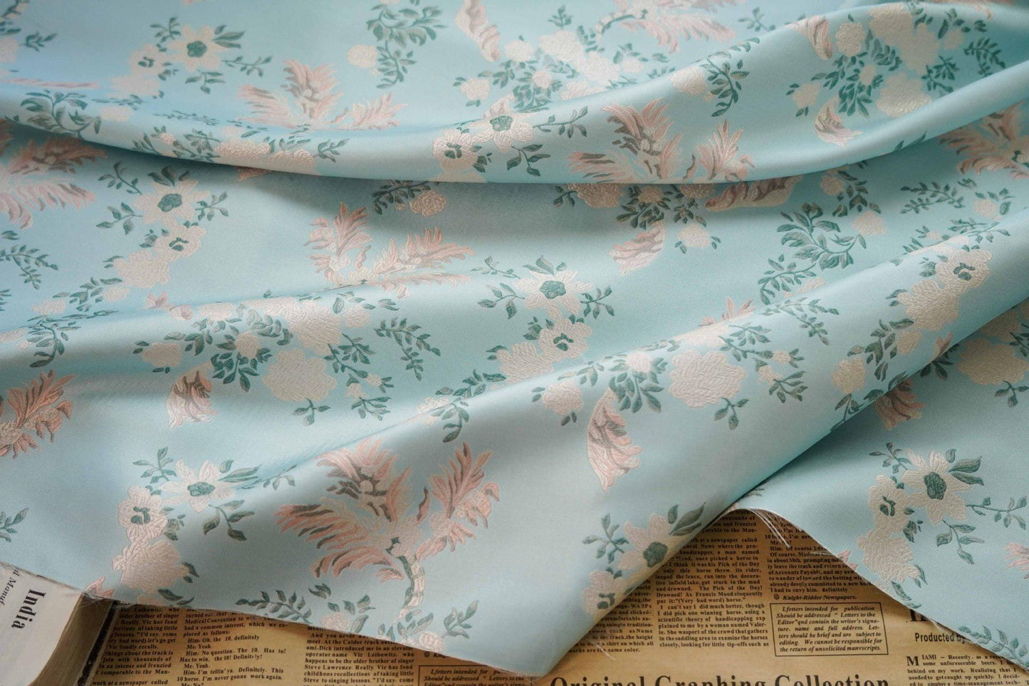 Tissu jacquard à motif floral : Lurex brillant tissé à motif floral 3D, 165 cm de large
