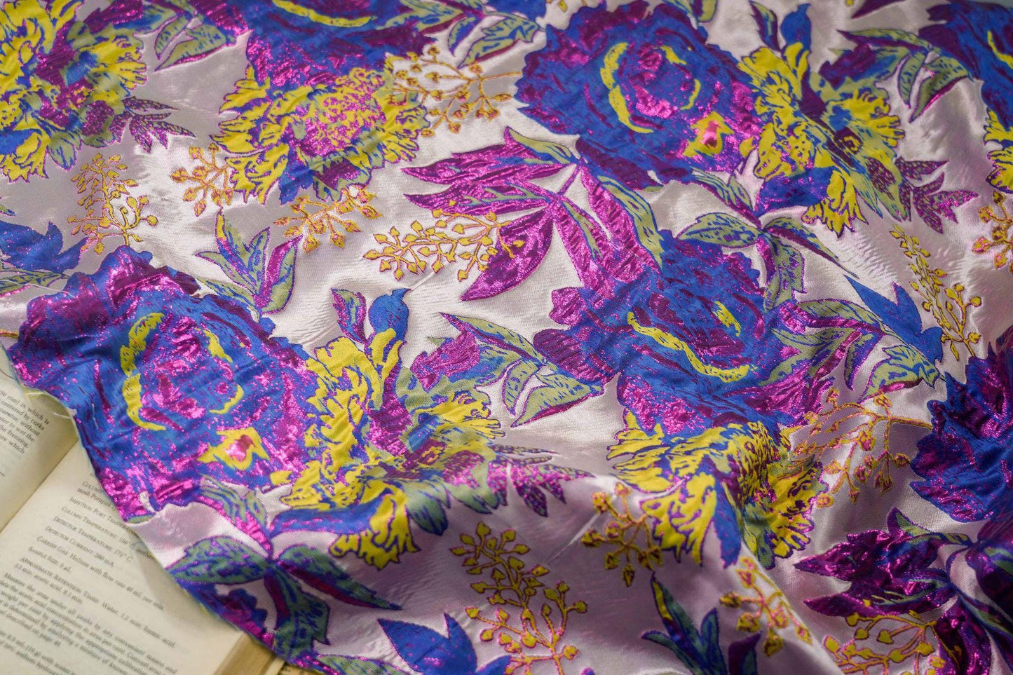 Tissu jacquard à fil doré : motif floral 3D violet et bleu, largeur 140 cm