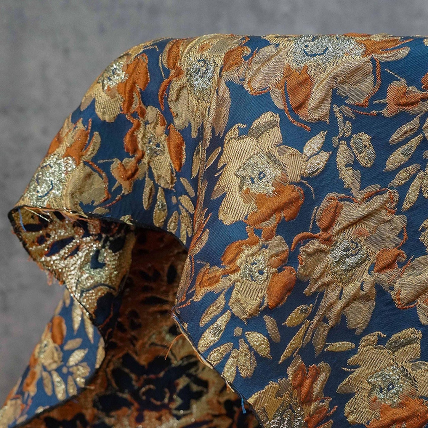 Tissu à motifs floraux en relief avec fil doré : mélange de rayonne 3D vintage, 142 cm de large