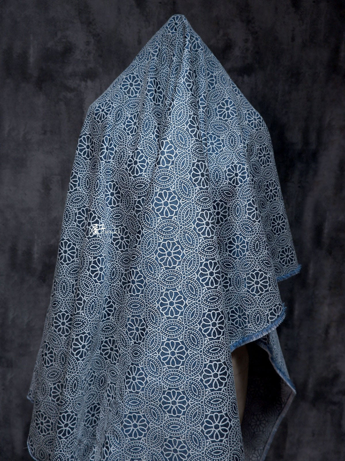 Tissu denim jacquard à motif floral : Matière première pour la couture, 145 cm