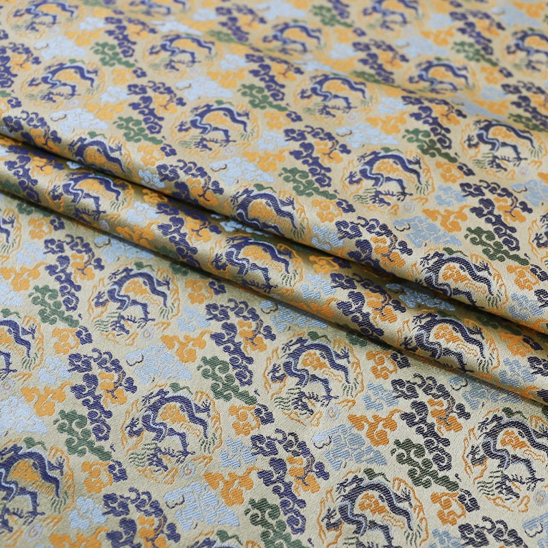Tissu brocart Dragon Argenté : mélange de rayonne de 150 cm de large, pour la confection de cheongsams.