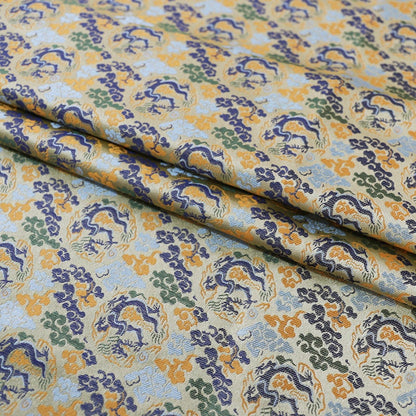 Tissu brocart Dragon Argenté : mélange de rayonne de 150 cm de large, pour la confection de cheongsams.
