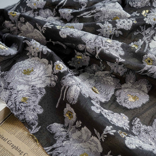 Tissu brodé jacquard à fleurs blanches : effet 3D, 140 cm de large, pour costumes et décoration