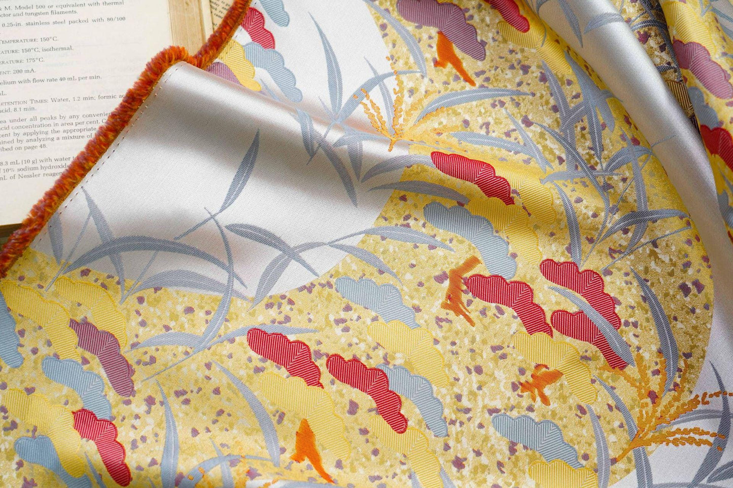 Tissu jacquard Jardin de Printemps : 165 cm de large, coton et polyester