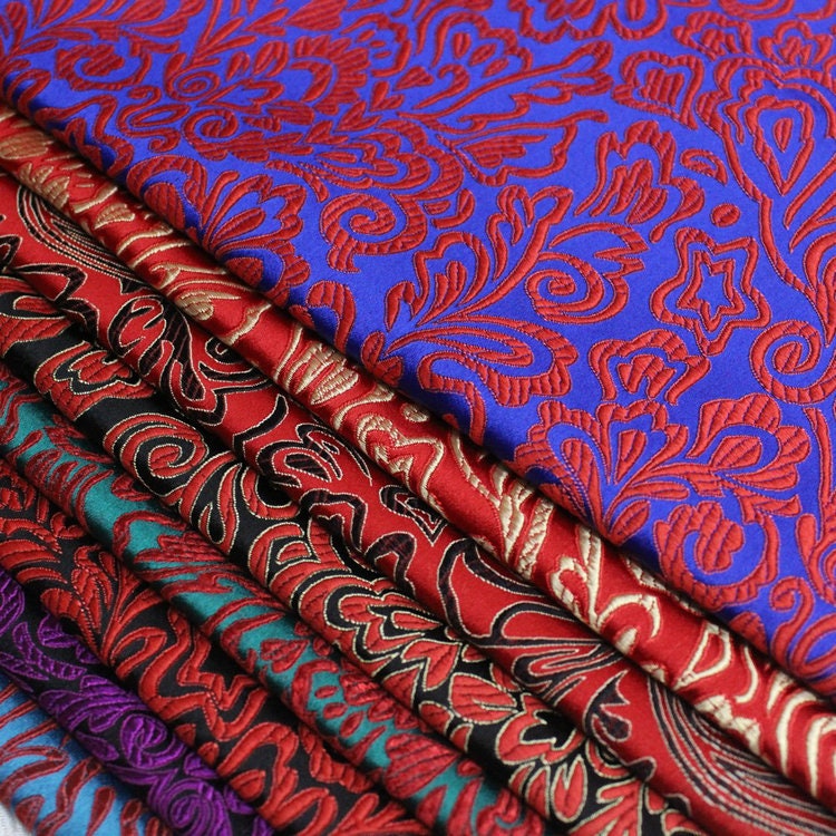 Tissu brocart Queue de Phénix : Damas rouge et noir pour coussin Cheongsam (29,5 po L)