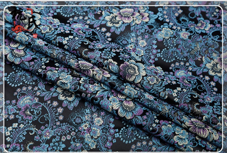 Tissu brocart jacquard damassé à motifs floraux : mélange de soie et de rayonne