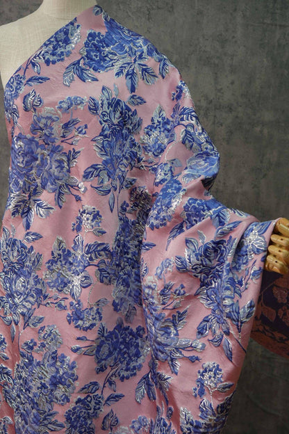 Tissu jacquard floral à fils dorés : revêtement d'ameublement design vert et bleu - 140 cm de large