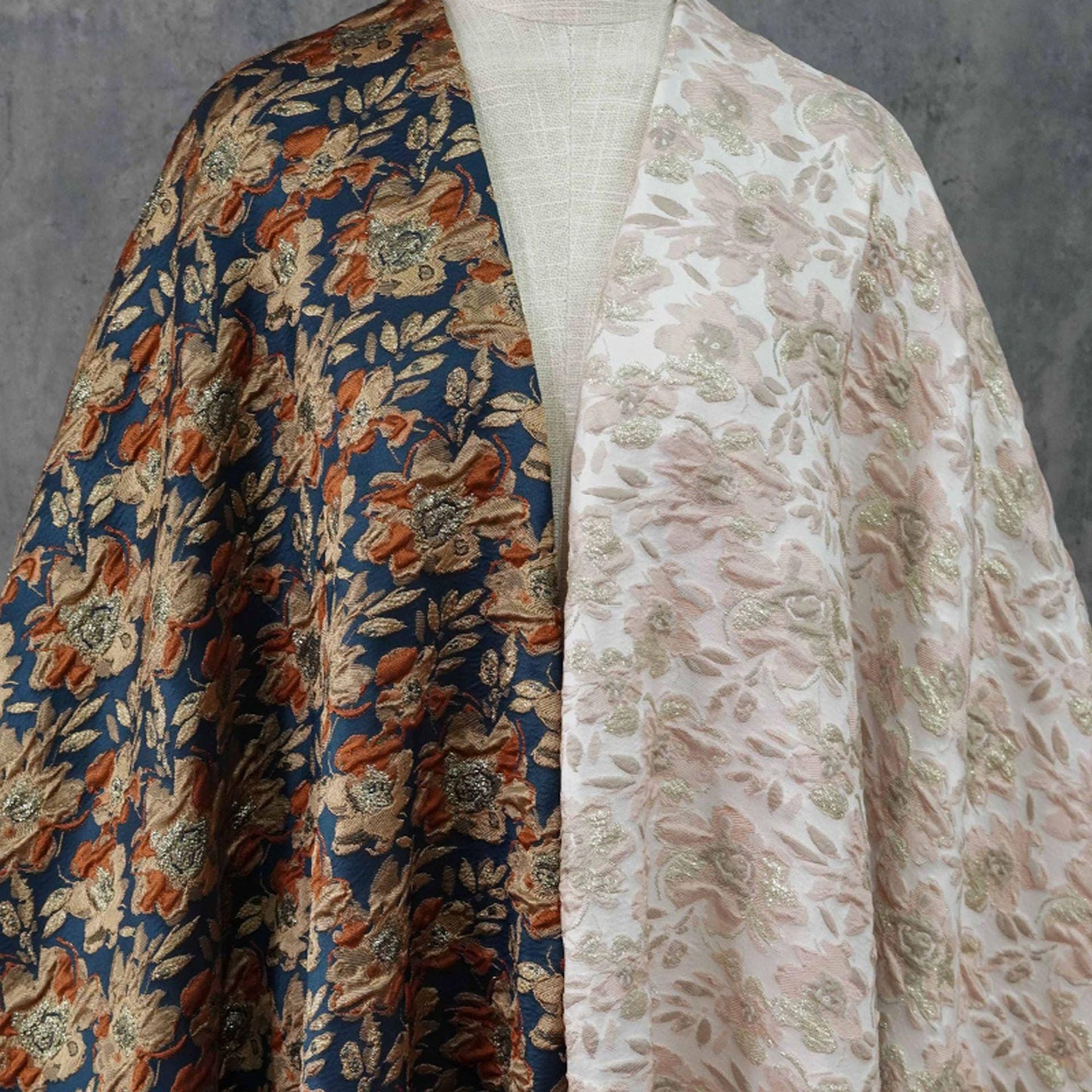 Tissu à motifs floraux en relief avec fil doré : mélange de rayonne 3D vintage, 142 cm de large