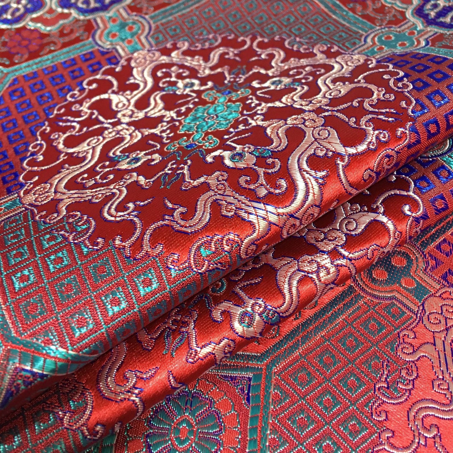 Tissu brodé Thangka : Mélange de soie et rayonne de bon augure, 75 cm de large, vendu au mètre
