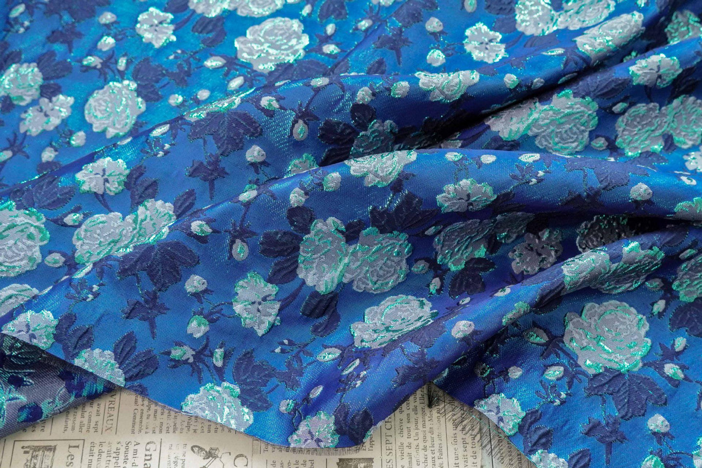 Tissu brocart jacquard vintage à roses bleues et fils dorés : matériel de couture pour projets DIY