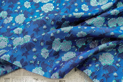 Tissu brocart jacquard vintage à roses bleues et fils dorés : matériel de couture pour projets DIY