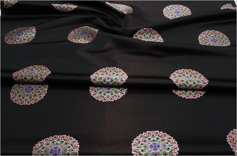 Tissu brocart de soie chinois à motif paon - Magenta et couleurs