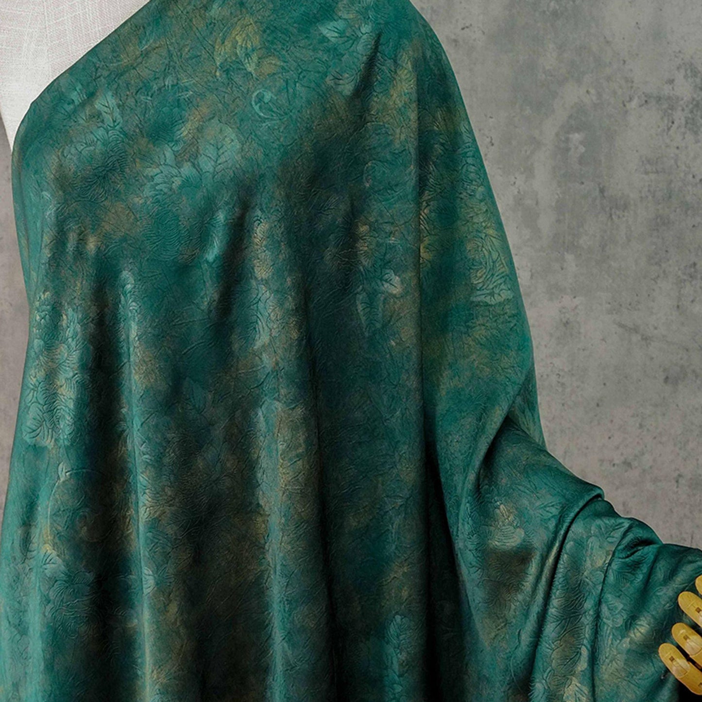 Tissu satin jacquard pivoine vintage ��� Dessin floral soyeux