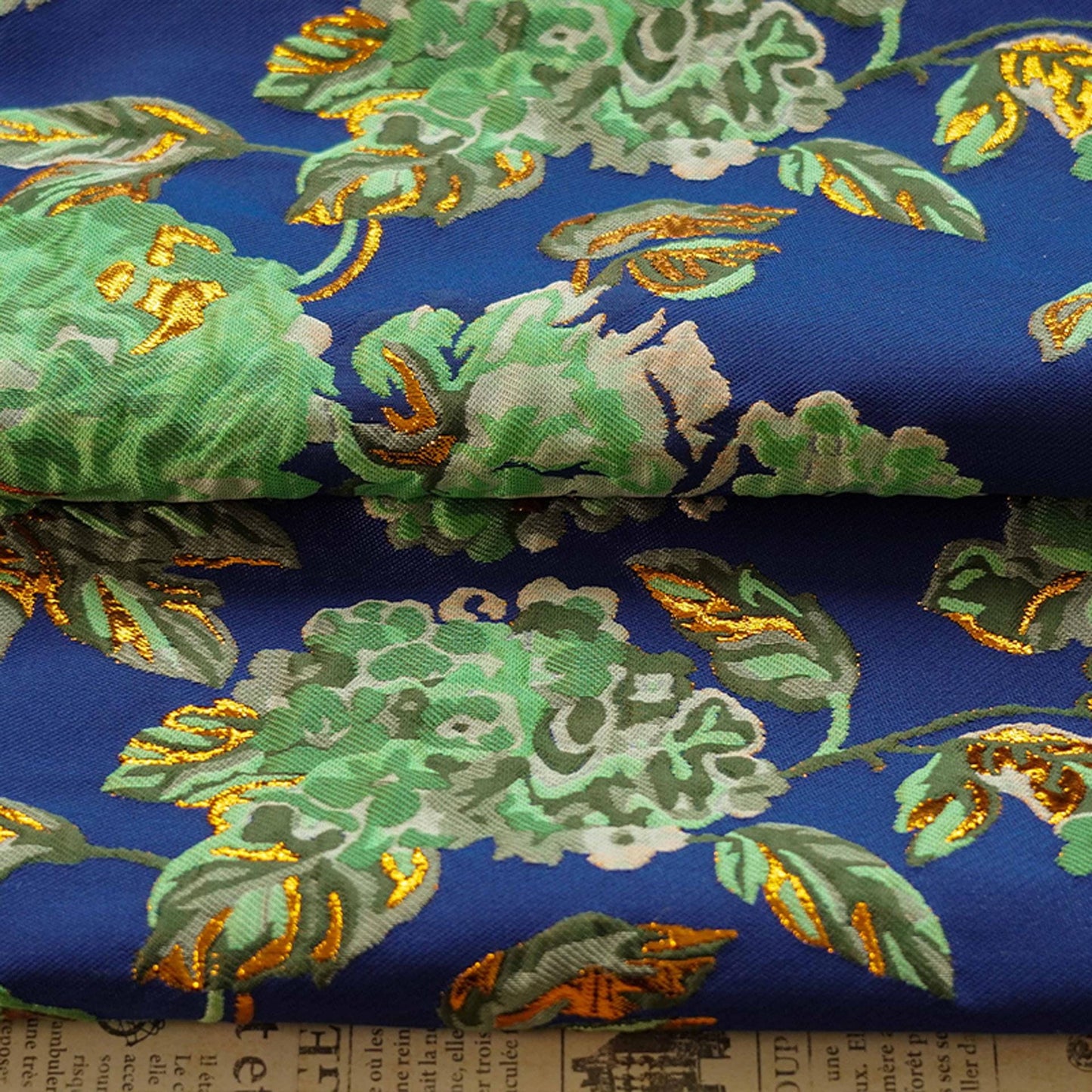 Tissu jacquard floral à fils dorés : revêtement d'ameublement design vert et bleu - 140 cm de large
