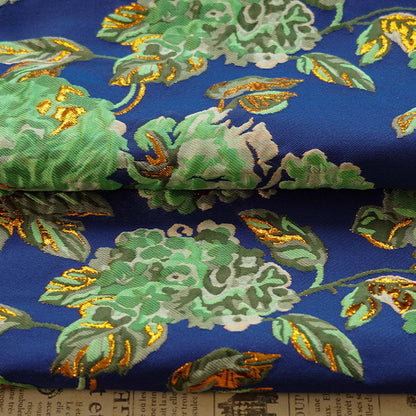 Tissu jacquard floral à fils dorés : revêtement d'ameublement design vert et bleu - 140 cm de large