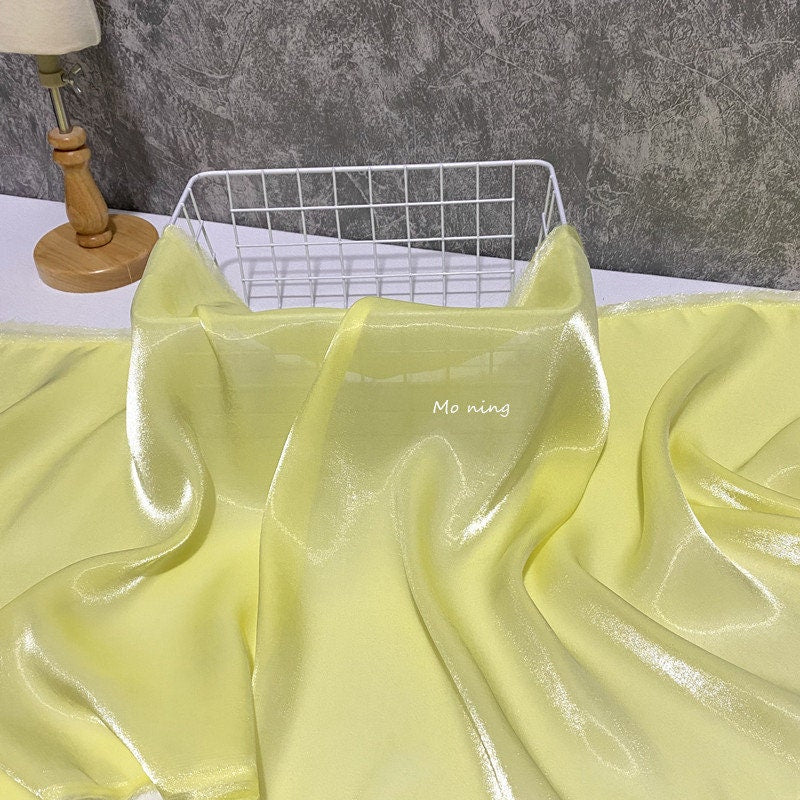 Tissu satin de soie cristal brillant comme l'eau : lustre métallique, 145 cm de large