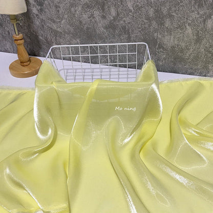 Tissu satin de soie cristal brillant comme l'eau : lustre métallique, 145 cm de large