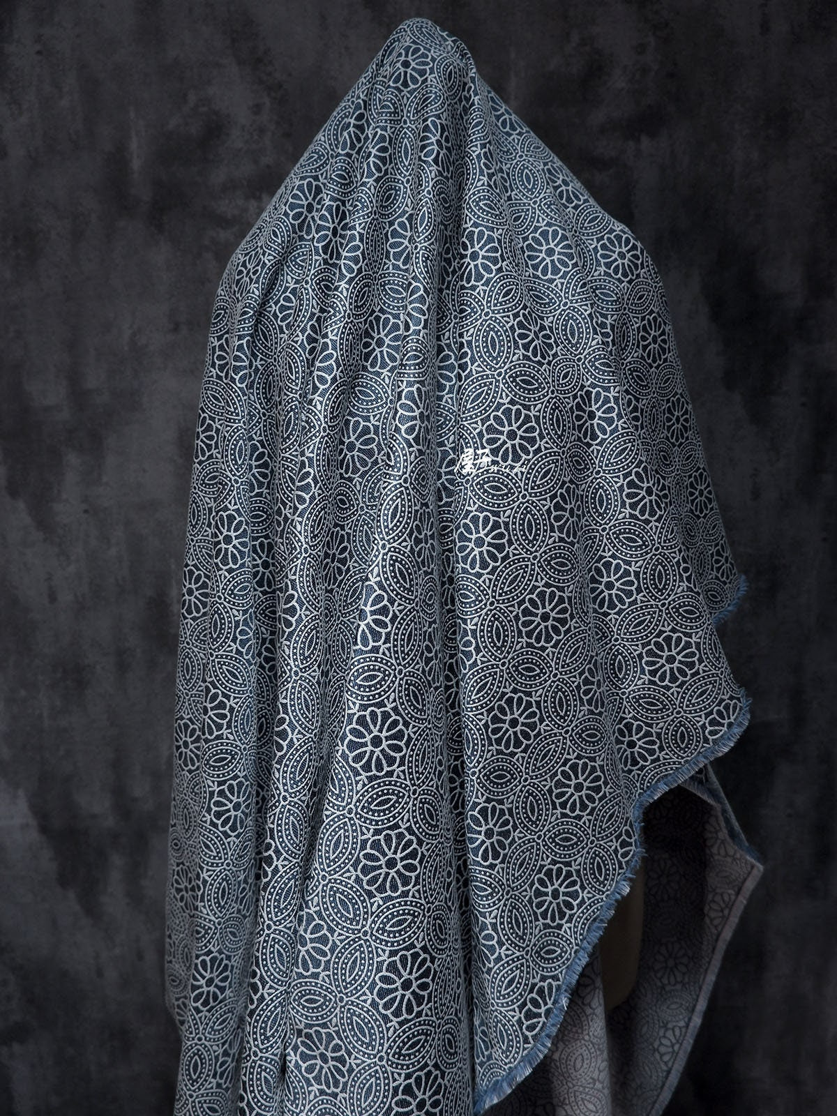 Tissu denim jacquard à motif floral : Matière première pour la couture, 145 cm