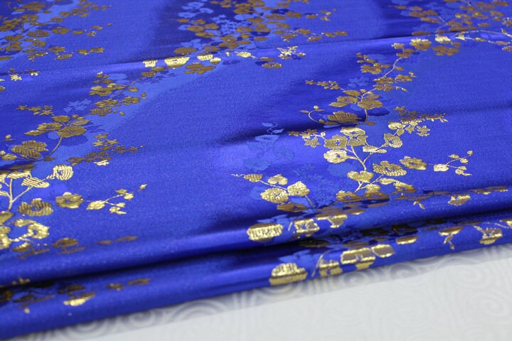 Tissu brocart à fleurs de cerisier : mélange de soie et de rayonne à motifs floraux japonais