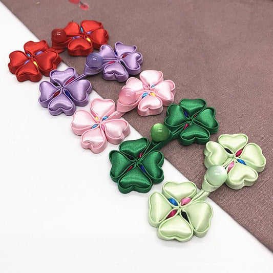 Boutons de couture en satin à motif trèfle à quatre feuilles : nœuds décoratifs pour cheongsam