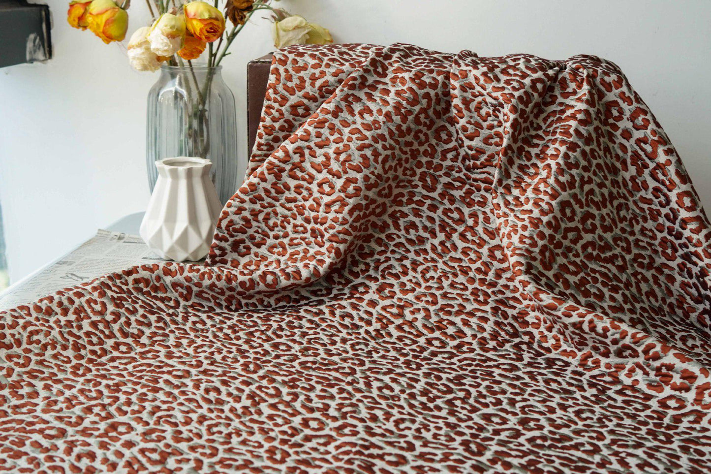 Tissu d'ameublement jacquard léopard : damas en polyester gaufré 3D, 168 cm de large