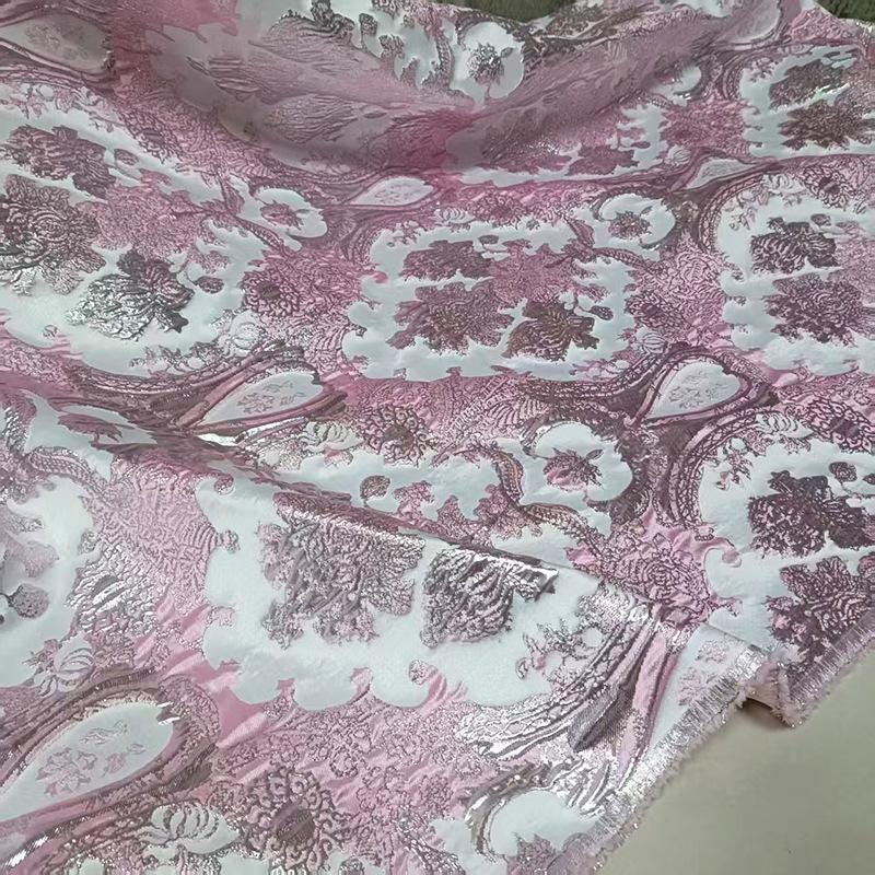 Tissu jacquard métallisé 3D rose, européen et américain, pour vêtements ��� Textile de luxe et de mode Large