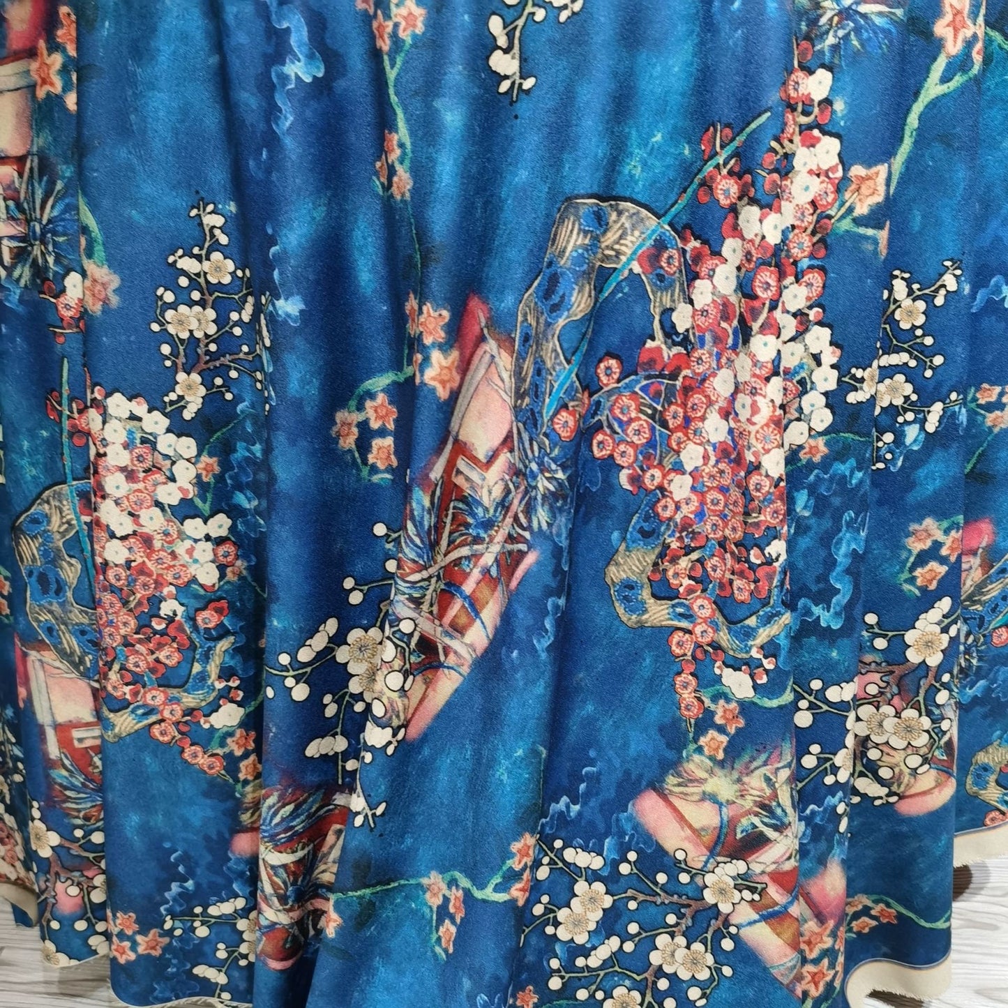 Tissu satin de soie turquoise : imprimé fleurs de prunier, 147 cm de large