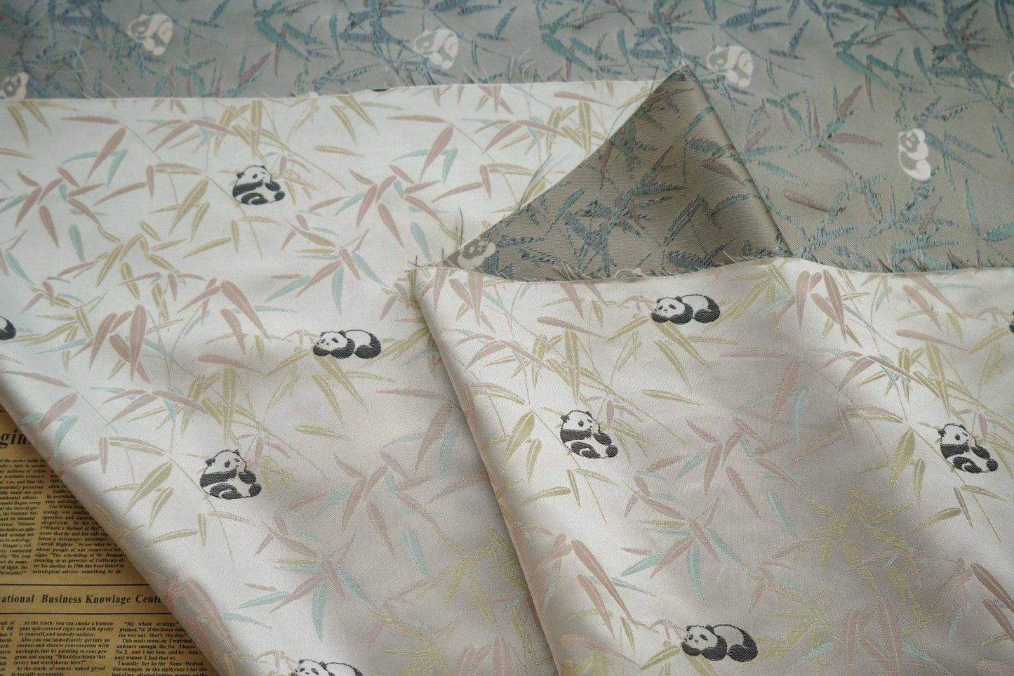 Tissu satiné brocart panda : 65 pouces de large, style couture chinoise