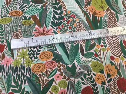 Tissu jacquard à motif floral : mélange de rayonne et de polyester teint en fil, 137 cm de large