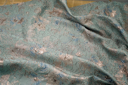 Tissu jacquard floral à fil doré : revêtement d’ameublement coloré en 3D, 137 cm de large