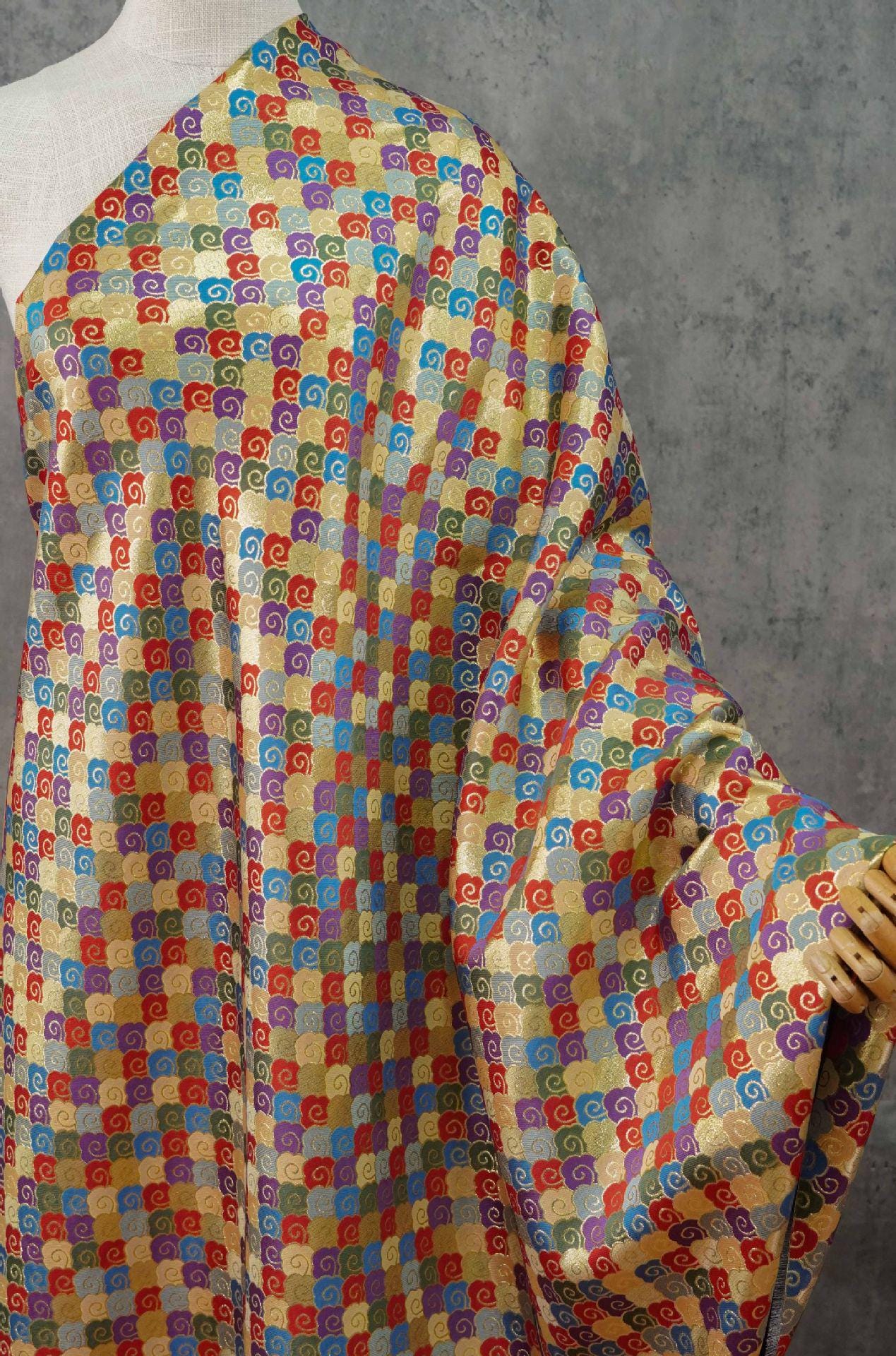 Tissu jacquard à fil doré : Nuage porte-bonheur 3D, pour l’ameublement, les costumes et la couture - 142 cm de large