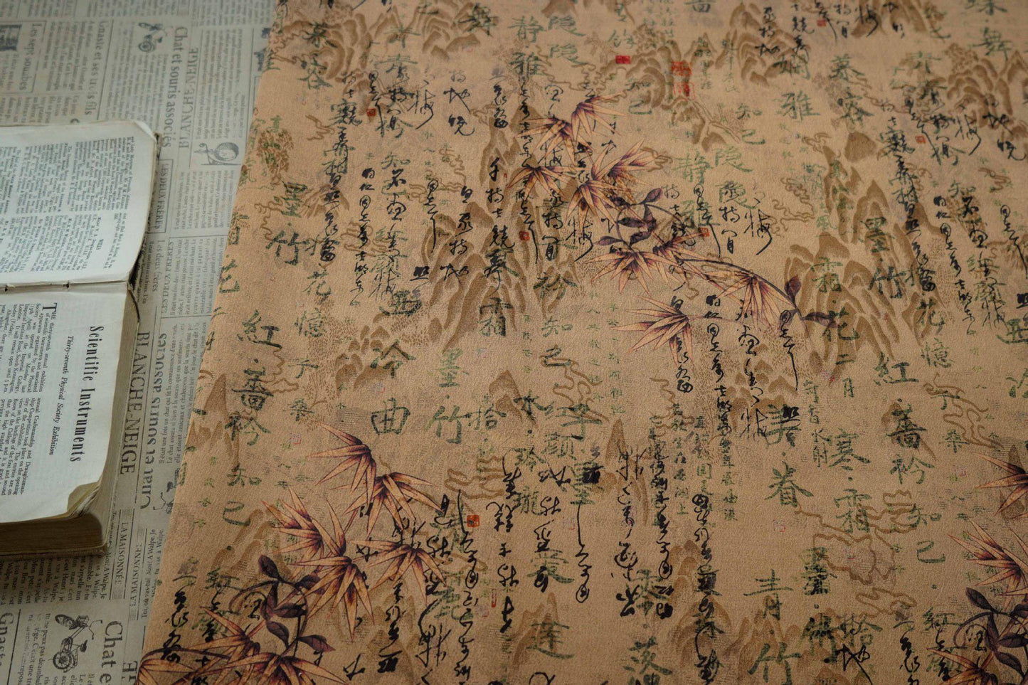 Tissu satiné à motifs de poésie chinoise : gaze cantonaise gambierée (150 cm de large)