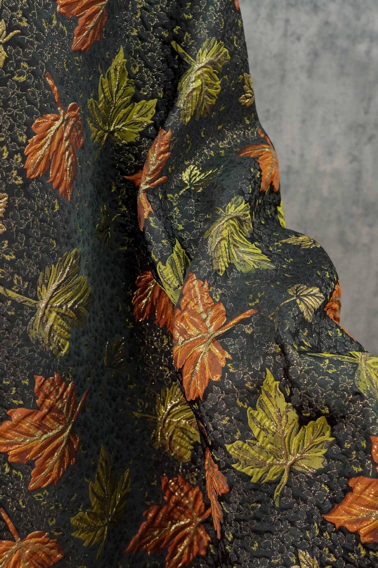 Tissu jacquard brocart vintage : motif feuille d’érable en relief et fils dorés, 152 cm de large