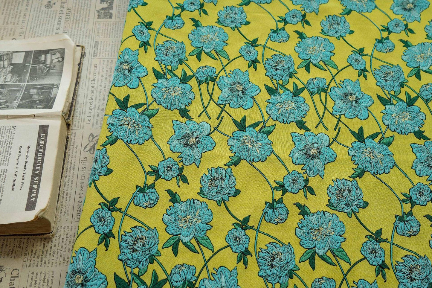 Tissu jacquard réversible : motif floral 3D bleu et jaune, largeur 135 cm