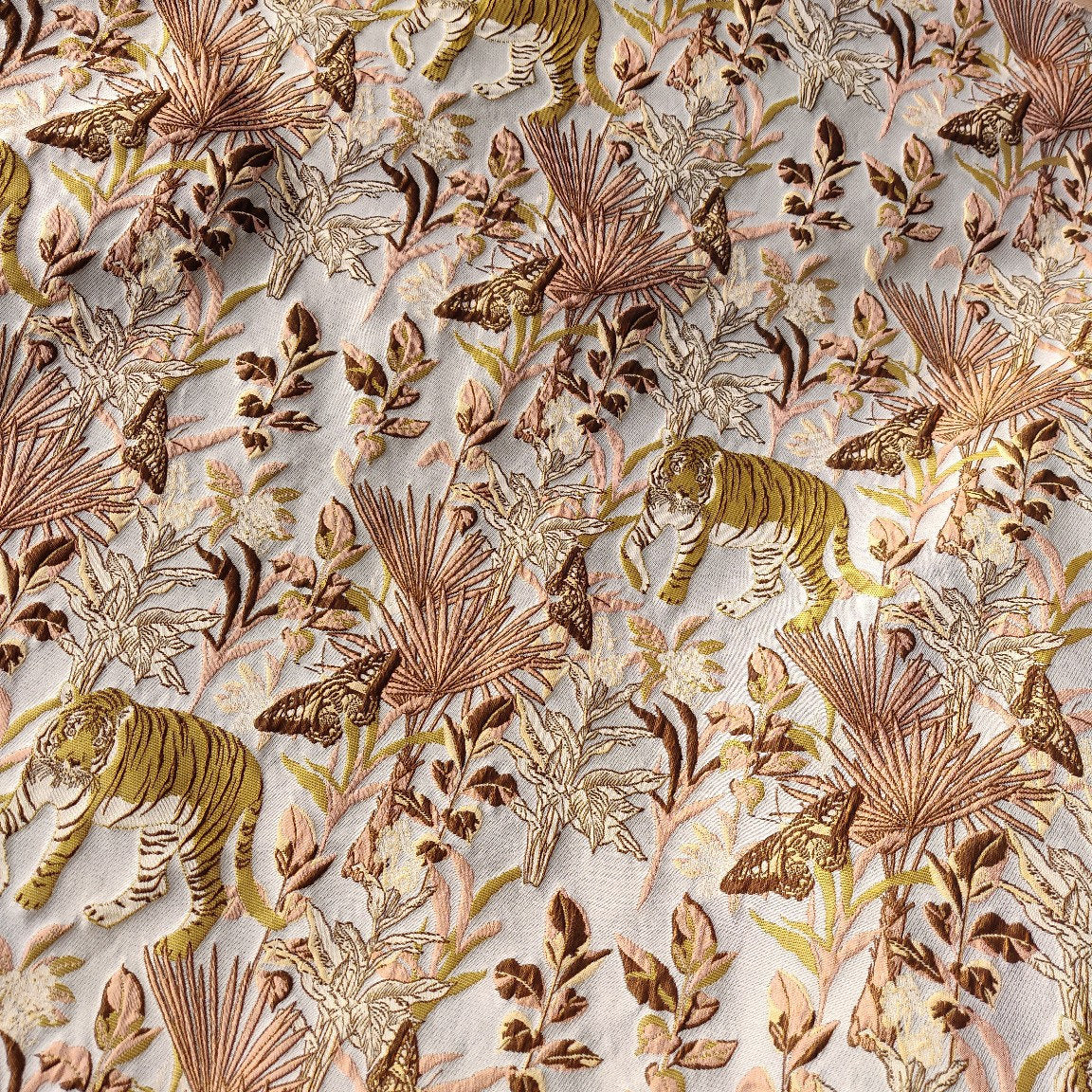 Tissu jacquard tigre : revêtement d’ameublement gaufré de fil doré, 160 cm de large