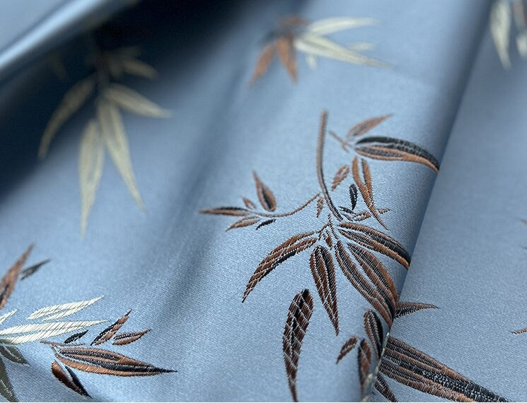 Tissu brocart de soie bleu ciel : feuilles et fleurs de bambou, accents métalliques dorés