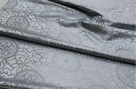 Tissu brocart argenté : Tissu pour robe en soie et rayonne à motifs anciens