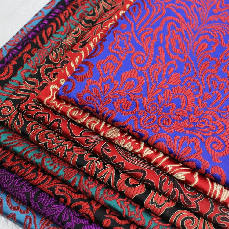 Tissu brocart Queue de Phénix : Damas rouge et noir pour coussin Cheongsam (29,5 po L)