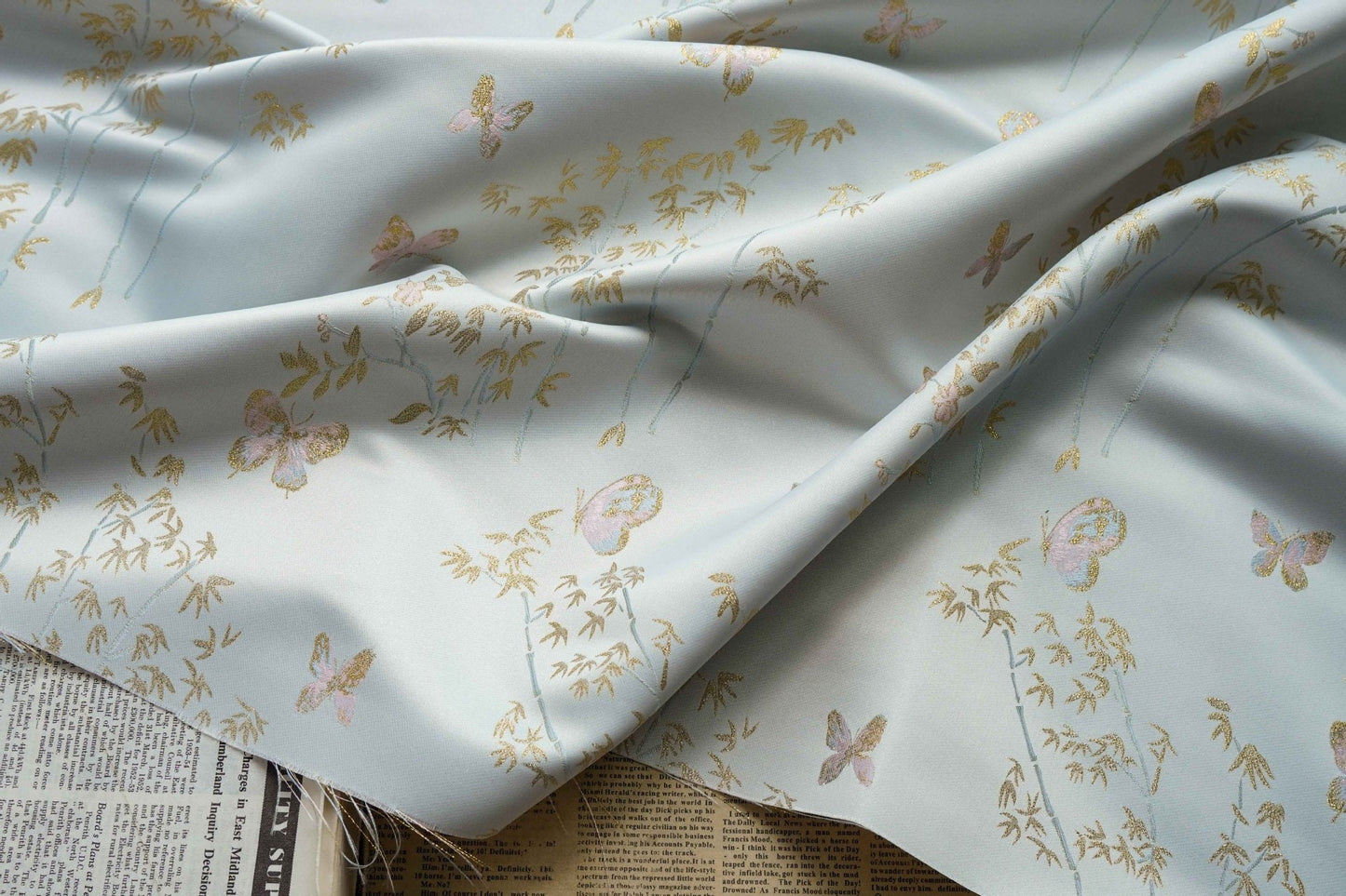Tissu brocart papillon : Tissu kimono Nishijin à fil d'or (au mètre)