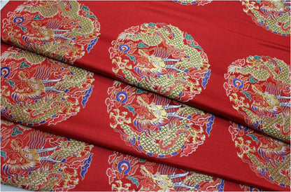 Tissu brocart à motif de dragon chinois rouge : mélange de soie et de rayonne multicolore