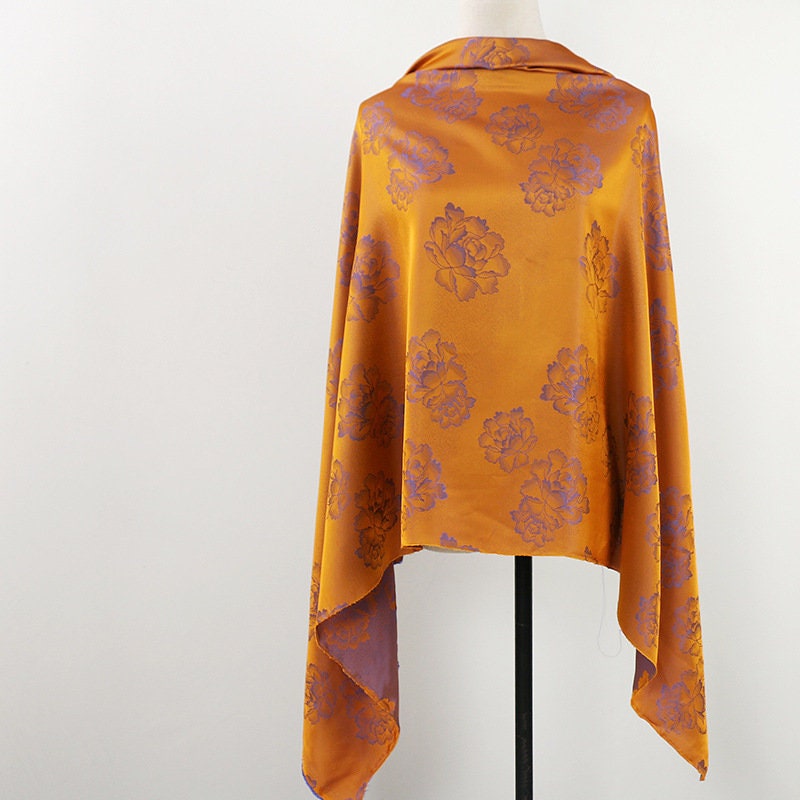 Tissu satin de soie couleur thé : imprimé floral, 150 cm de large, décoration de costumes