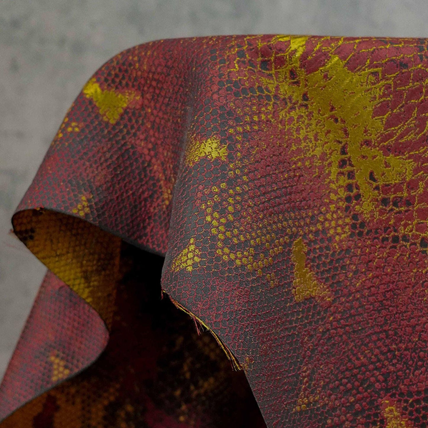 Tissu jacquard imitation peau de serpent : 60 pouces de large, tissu tissé tendance
